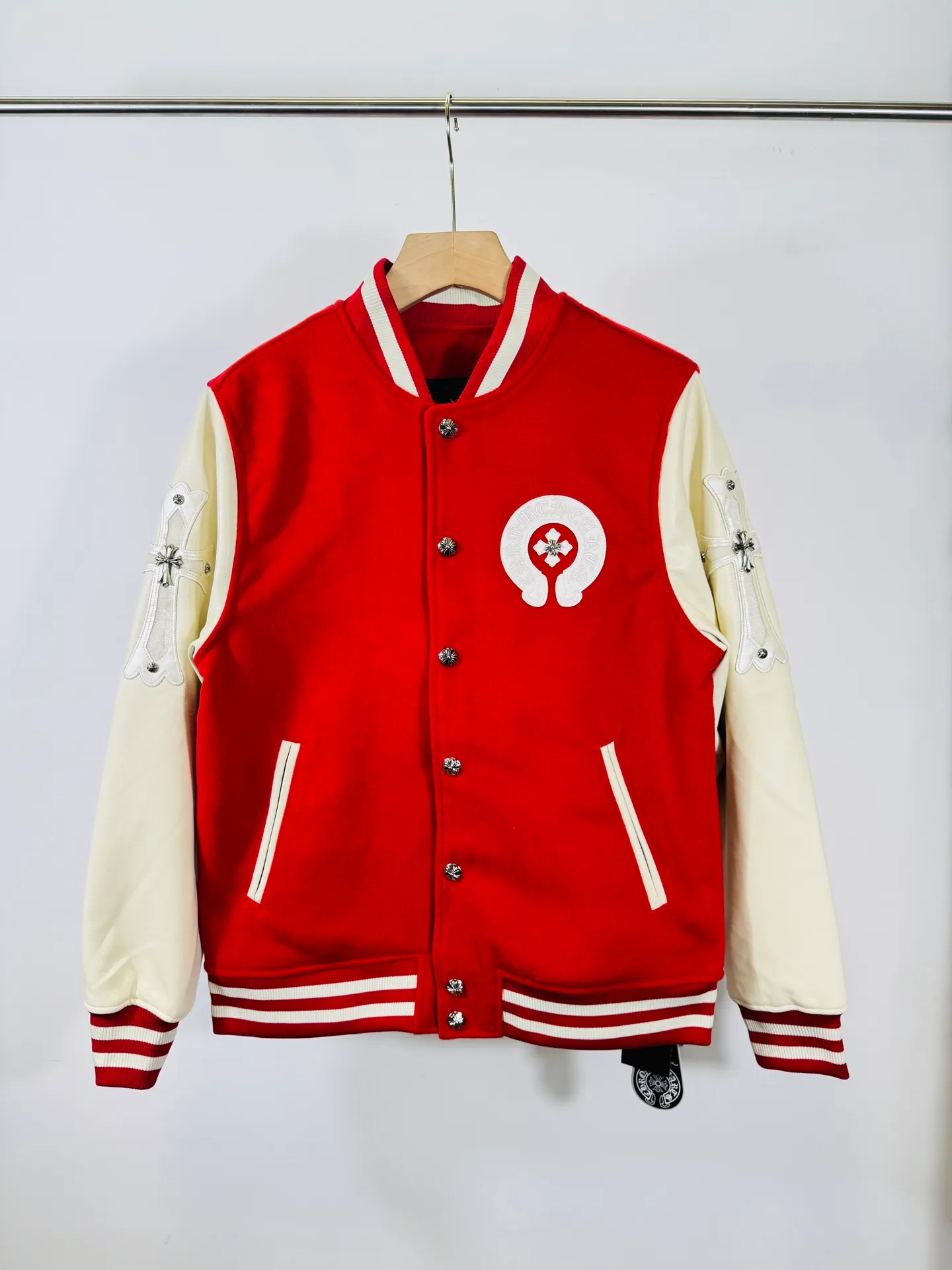 P520 top version 🐮 Real shot without P, ​​different from market products] Chrome Hearts 🍁Winter clothing is coming🍁 Sanskrit cross woolen leather sleeves spliced ​​baseball embroidered cotton jacket, heavy embroidery ➕ special craftsmanship of double sleeve splicing, counter synchronization, heavy industry! ! Customized version of thickened woolen fabric, silk lining, customized version of hardware, not the ordinary version on the market! Color: Black Red Code: S, M, L, XL